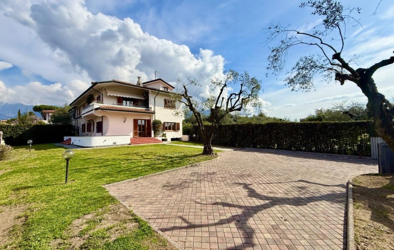 Bifamiliare in vendita a Massa