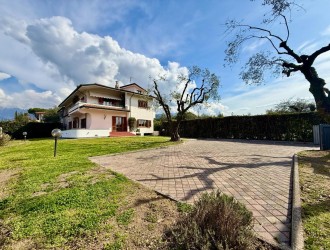 Bifamiliare in vendita a Massa