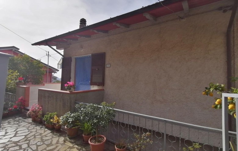 Porzione di casa in vendita a Massa