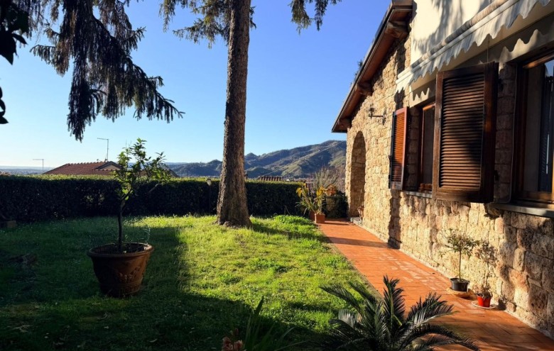 Bifamiliare in vendita a Massa