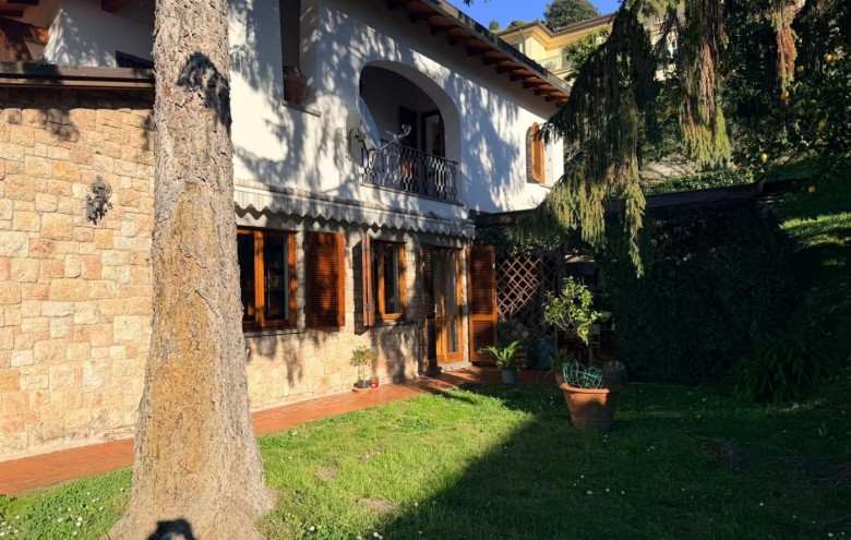 Bifamiliare in vendita a Massa