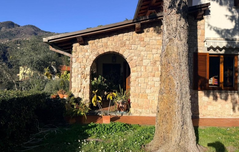 Bifamiliare in vendita a Massa