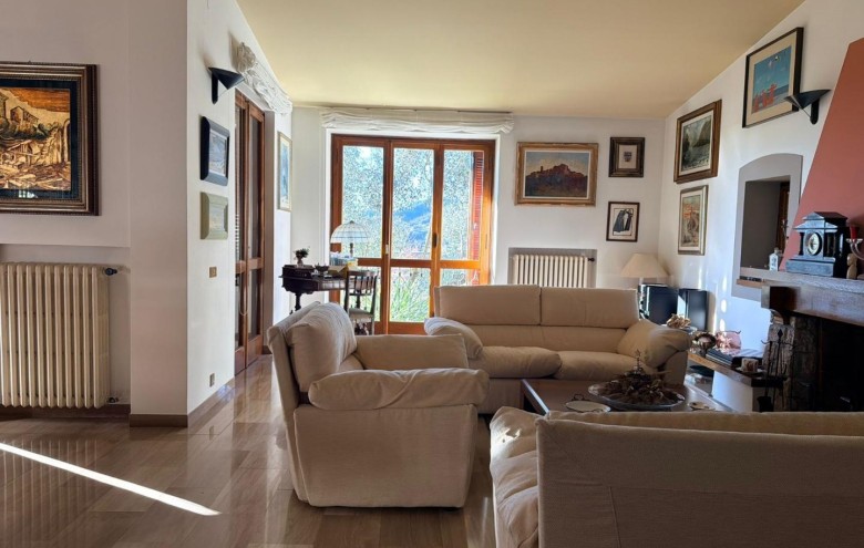 Bifamiliare in vendita a Massa