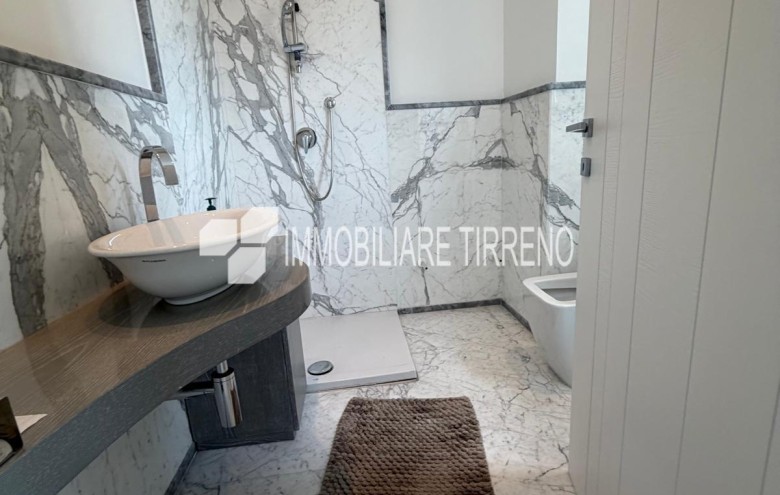 Capannone in vendita a Massa