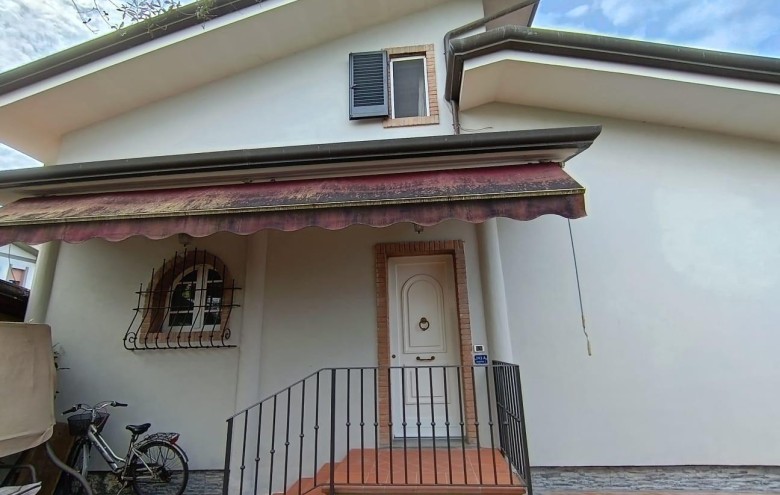 Bifamiliare in vendita a Massa