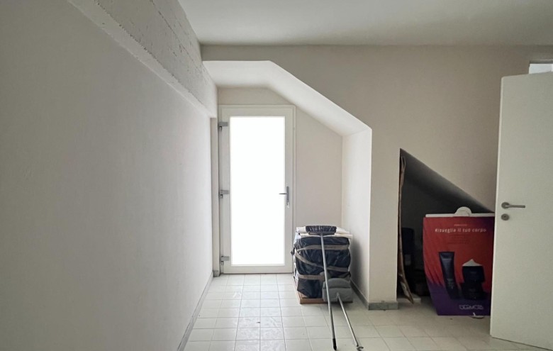 Fondo Commerciale in affitto a Massa