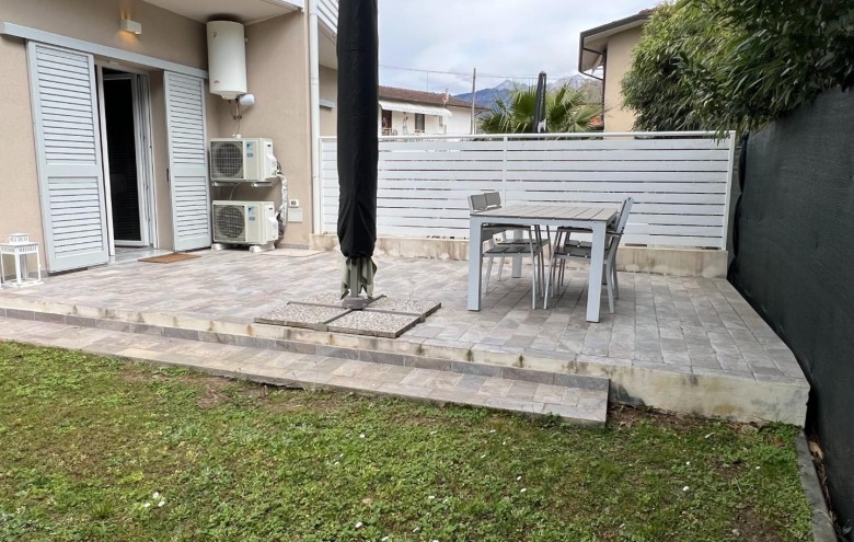 Appartamento in vendita a Montignoso