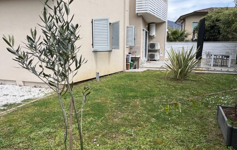 Appartamento in vendita a Montignoso