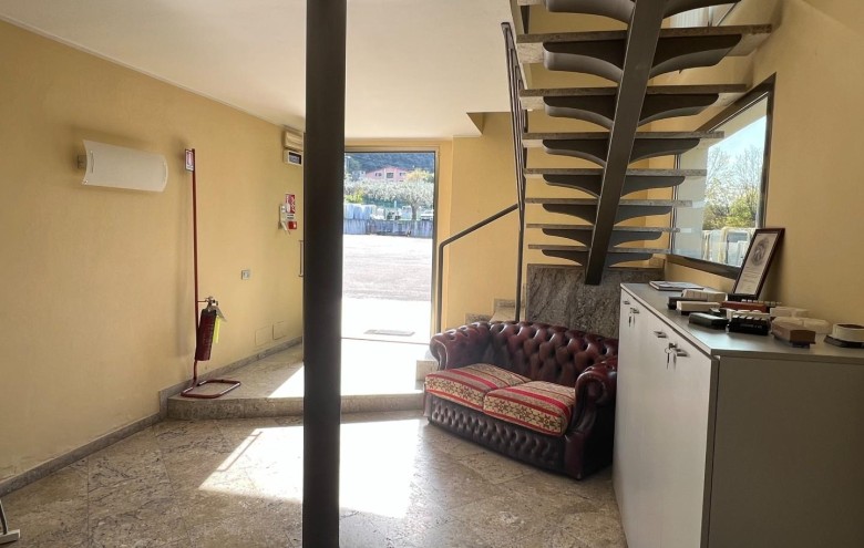 Capannone in vendita a Montignoso