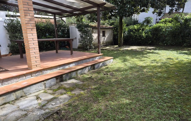 Bifamiliare in affitto a Massa