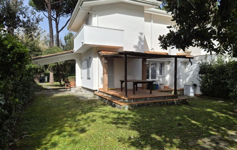 Bifamiliare in affitto a Massa