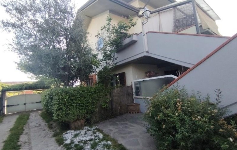 Casa semi indipendente in vendita a Massa