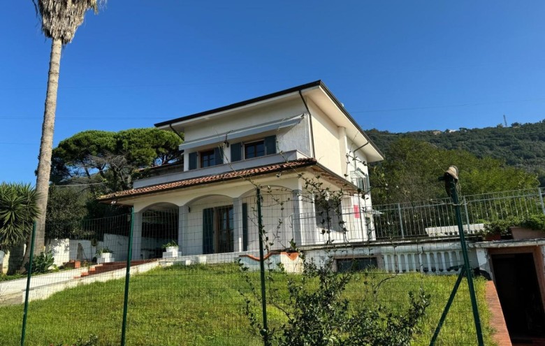 Villa singola in vendita a Carrara