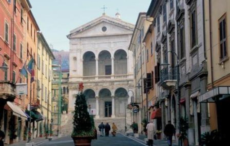 Fondo Commerciale in vendita a Massa