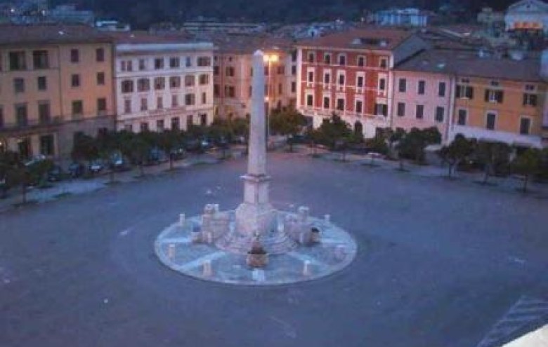 Fondo Commerciale in vendita a Massa