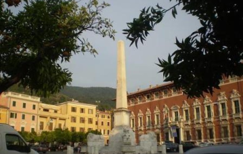 Fondo Commerciale in vendita a Massa