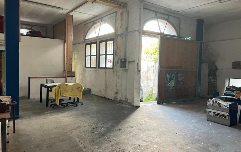 Magazzino in vendita a Massa
