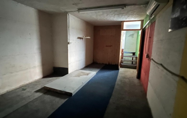 Magazzino in vendita a Massa