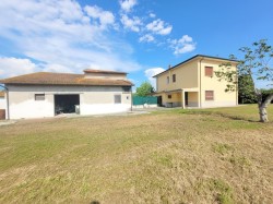 villa-bifamiliare-con-terreno-e-dependance