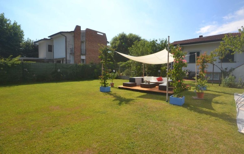 Bifamiliare in affitto a Pietrasanta