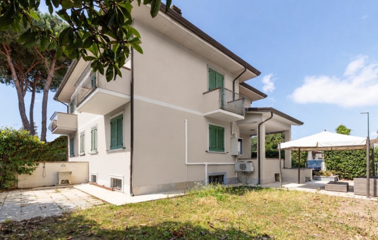 Bifamiliare in vendita a Camaiore