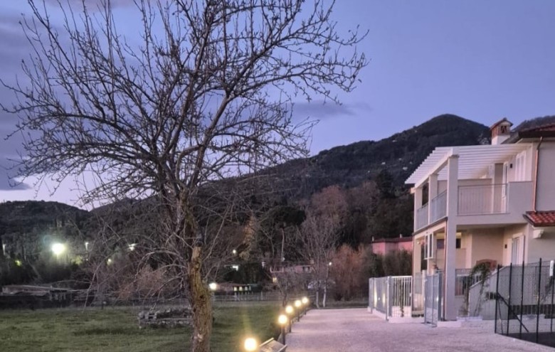 Bifamiliare in vendita a Camaiore