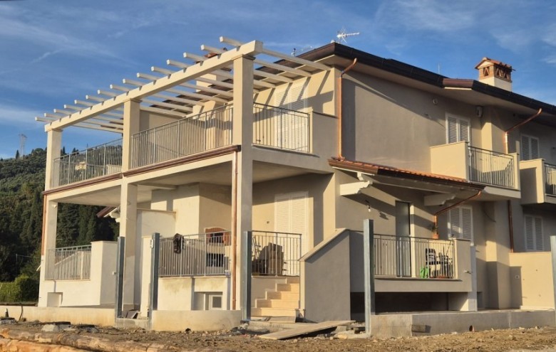 Bifamiliare in vendita a Camaiore