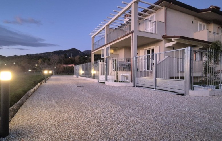 Bifamiliare in vendita a Camaiore