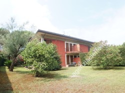 ronchi-bellissima-porzione-di-villa-bifamiliare-di-circa-200-mq-immersa-nella-verde