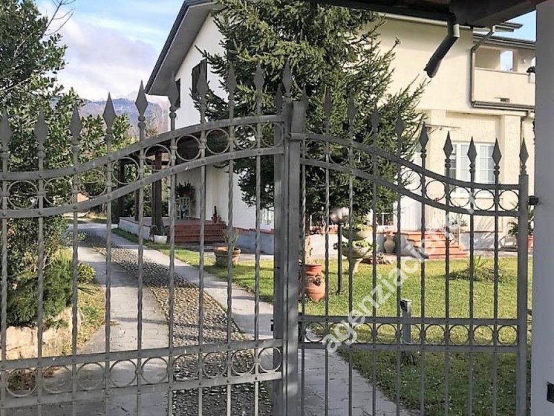 Bifamiliare in vendita a Massa