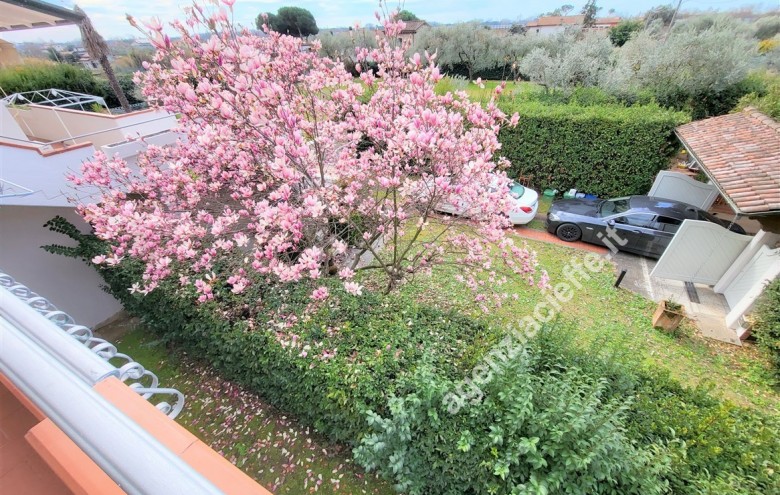 Bifamiliare in vendita a Massa