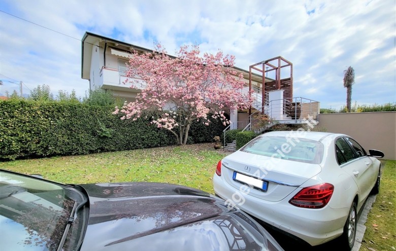 Bifamiliare in vendita a Massa