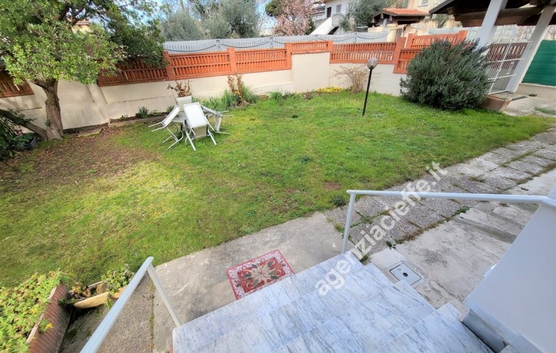 Bifamiliare in vendita a Massa