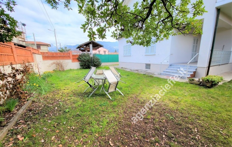 Bifamiliare in vendita a Massa