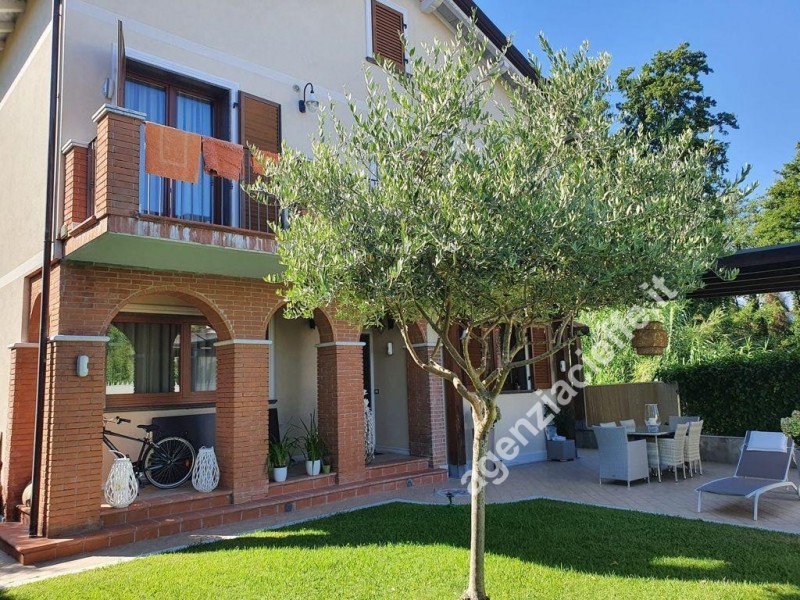 Bifamiliare in vendita a Massa