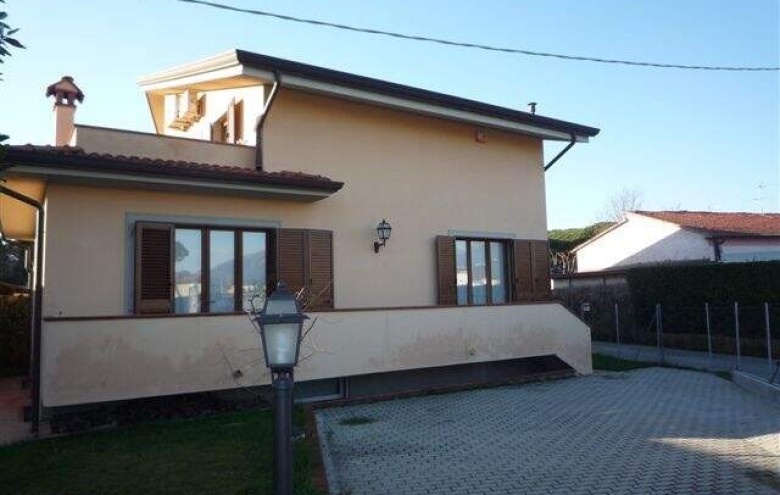 Bifamiliare in affitto a Pietrasanta