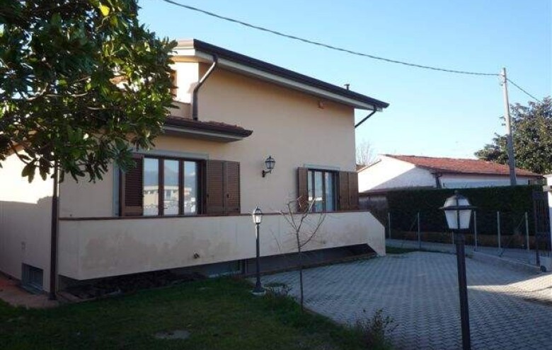 Bifamiliare in affitto a Pietrasanta