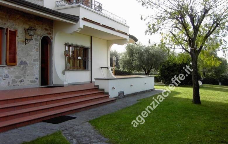 Bifamiliare in vendita a Massa