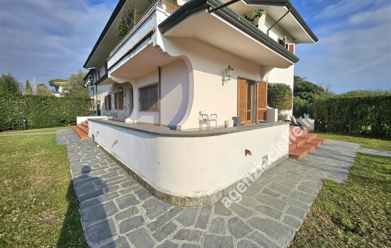 Bifamiliare in vendita a Massa