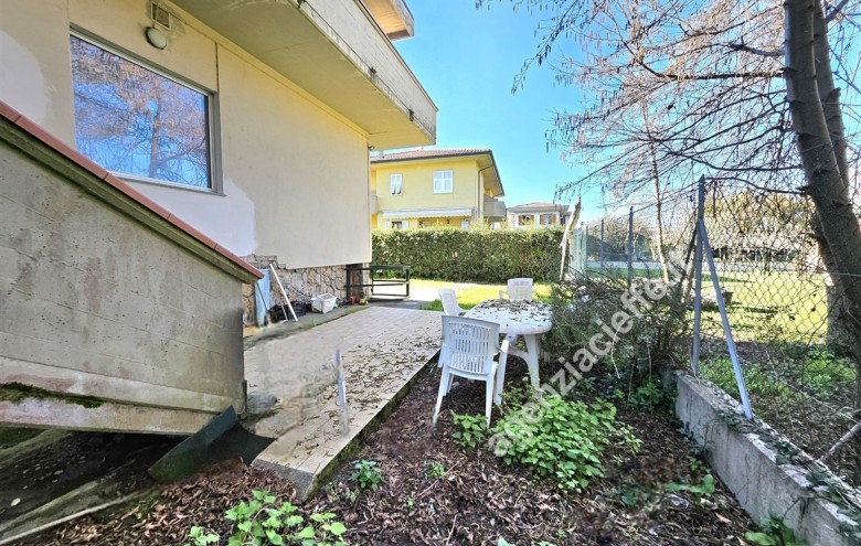 Bifamiliare in vendita a Massa