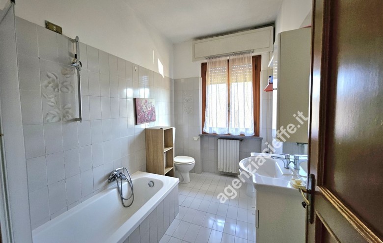 Bifamiliare in vendita a Massa