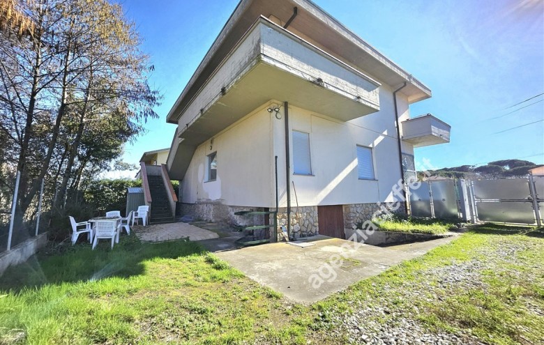 Bifamiliare in vendita a Massa