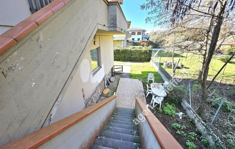 Bifamiliare in vendita a Massa