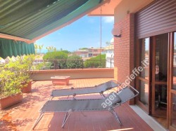 ronchi-prestigioso-attico-a-400-metri-dal-mare-con-ampia-terrazza-panoramica