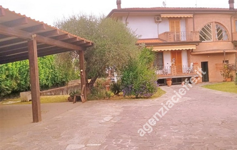 Bifamiliare in vendita a Massa