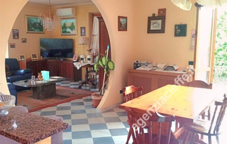 Bifamiliare in vendita a Massa