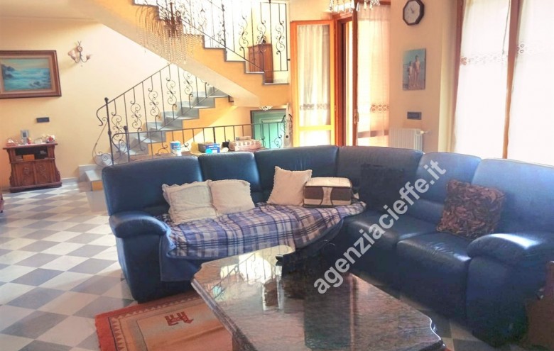 Bifamiliare in vendita a Massa