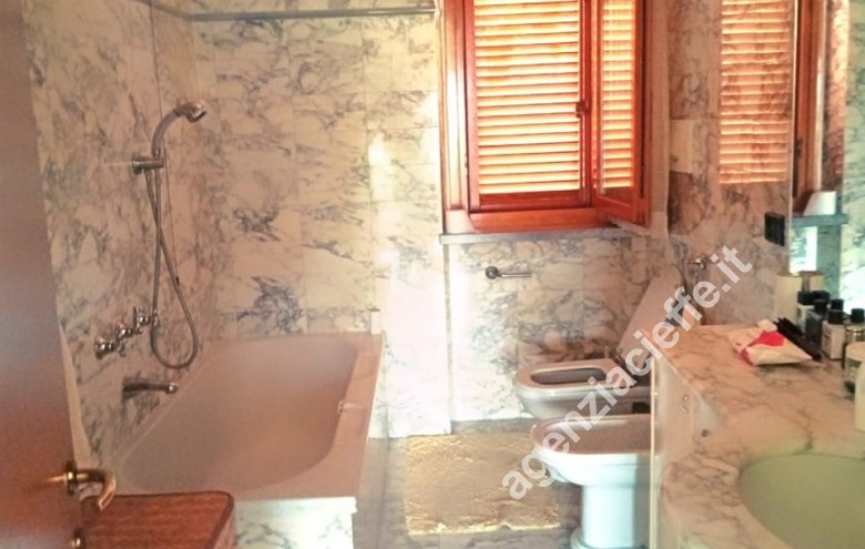 Bifamiliare in vendita a Massa