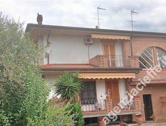 Bifamiliare in vendita a Massa
