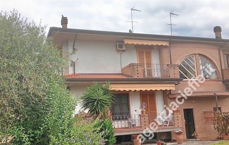 Bifamiliare in vendita a Massa